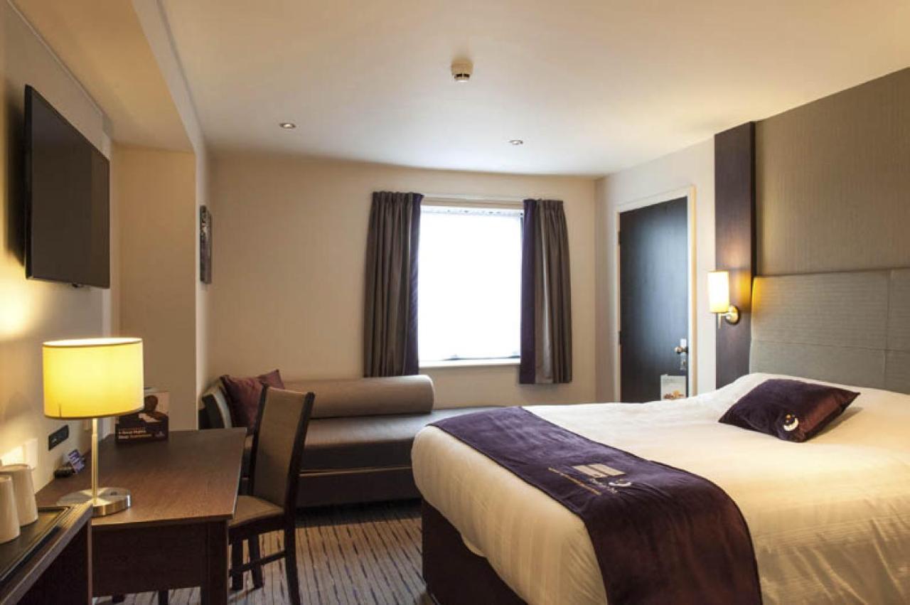 Premier Inn Guildford North - A3 Bagian luar foto